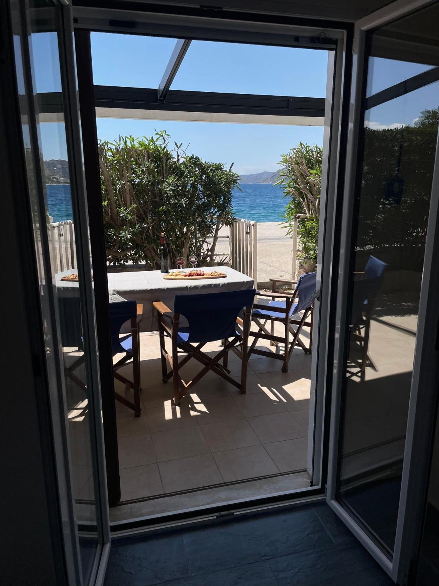 Sea La Vie - Beachfront Retreat Loutráki Exteriér fotografie