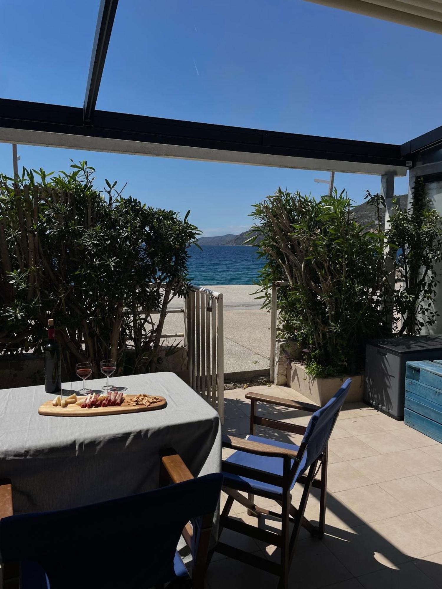 Sea La Vie - Beachfront Retreat Loutráki Exteriér fotografie